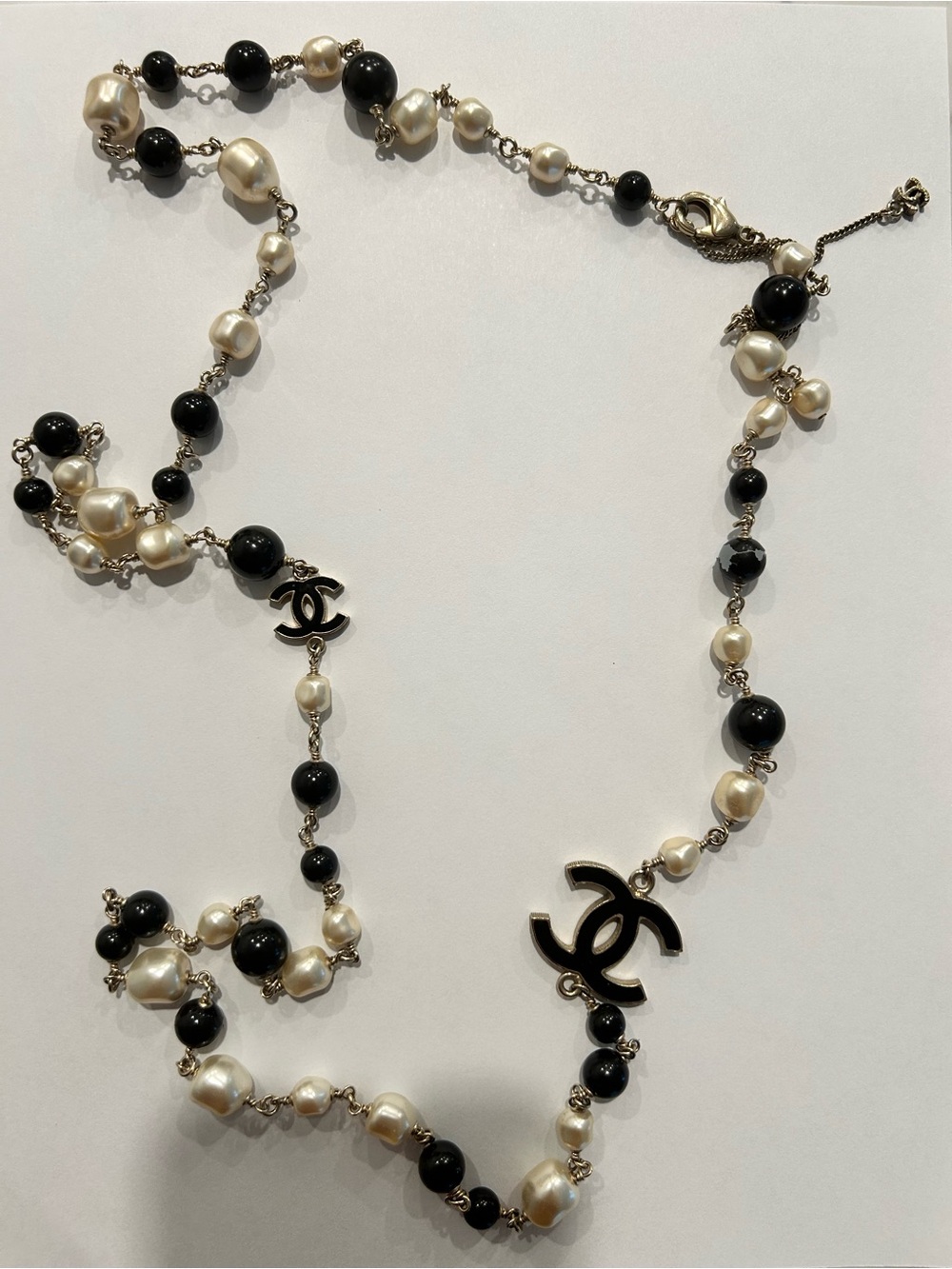 CHANEL Black and Ivory Pearl CC Logo Long Necklace - Picture 3 of 7